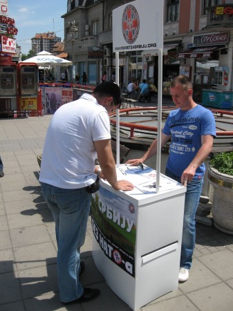 Потписивање петиције у Нишу